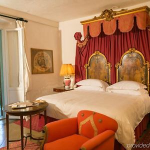 Camera classica con letto queen size